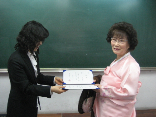 최고령 수능응시자 류옥이 할머니, 고교 졸업장 받다