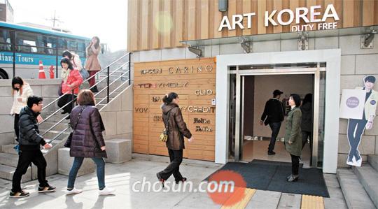 19일 서울 부암동 서울미술관 1층 면세점 궨아트 코리아궩에는 종일 외국 관광객의 발길이 끊이지 않았다. 다음 달부터 미술관 뒤편 대원군 별장 '석파정'을 연계한 코스 관광이 시작되고, 외국 관광객을 대상으로 하는 전시도 고려 중이다. /이태훈 기자