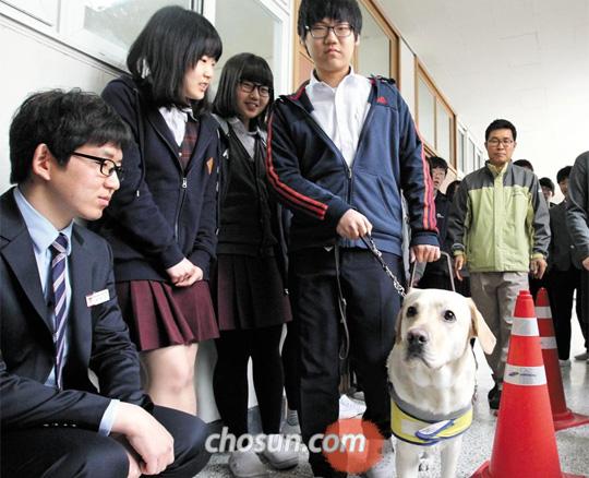 "시각장애 선생님 덕에 배려를 배웠어요"