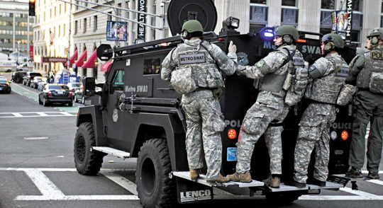 미국 보스턴 경찰 특수기동대가 특수 차량을 타고 출동하고 있다.