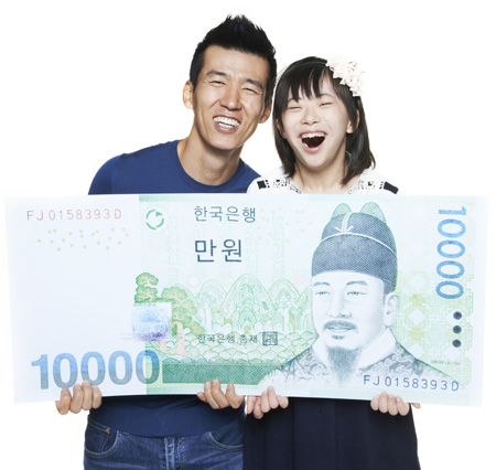 ‘만원의 기적’콘서트를 준비하고 있는 가수 션이 재단의 후원 어린이인 안지영(오른쪽)양과 함께 찍은 홍보