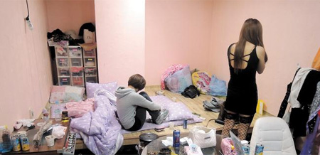 지난 11일 오후 경찰이 서울 강남의 한 성매매 업소를 단속하자 여성 종업원들이 뒤돌아 얼굴을 가리고 있다