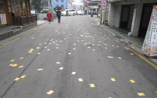지난 1월 30일 오후 강남의 한 초등학교에서 불과 200m 떨어진 길거리에 유사성매매 전단지가 뿌려져 있다. /서울 강남경찰서 제공