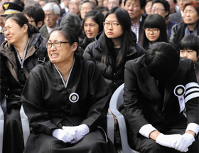 
		18일 오전 인천 강화경찰서에서 인천지방경찰청장(葬)으로 치러진 고(故) 정옥성 경감 영결식에서 유가족이 오열하고 있다. /뉴스1
