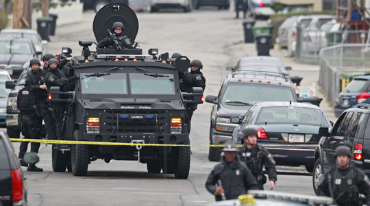 
	미국 보스턴 마라톤 폭탄 테러 사건 용의자를 검거하기 위해 무장한 경찰들이 특수 차량을 타고 용의자를 추적하고 있다.

