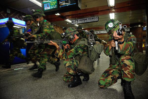 2012년 8월 21일 오후, 육군 수도방위사령부 예하 56보병사단은 을지프리덤가디언(UFG) 연습의 일환으로 지하철 4호선 서울역 내에서 적의 도발 상황을 가정하여 경찰, 소방관들과 함께 테러대비 훈련을 실시했다. /조선일보DB