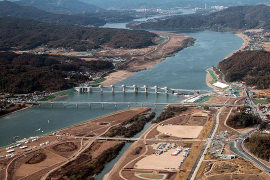 
	하늘에서 내려다 본 경기도 여주군 남한강 이포보의 모습
