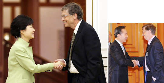 
	빌 게이츠가 박근혜 대통령과 악수하고 있다(큰 사진), 빌 게이츠가 이명박 당시 대통령과 악수하고 있다.(작은 사진)

