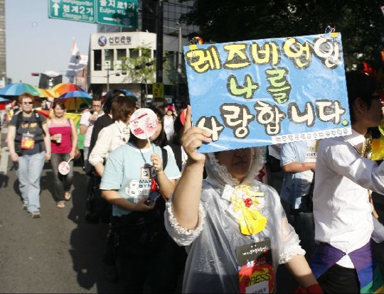 
	2008년 5월 31일 오후2시쯤 서울 청계천에서 동성애자 축제인 퀴어페스티벌이 열렸다. 축제 참가자들이 행진을 하고 있다./조선일보DB
