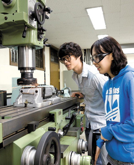 [주목! 이 학과｜을지대 보건환경안전학과] 대기오염 방지·유해 물질 처리… 공중 보건 '친환경 공학자' 양성