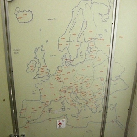 전교 1등의 화장실 "볼 일 보면서도 공부를?"