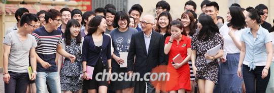 
	지난 24일 베트남 하노이사범대학에서 특강을 마친 김우중 전 회장이 한국에서 온 청년 연수생들과 함께 강의실을 나오고 있다.
