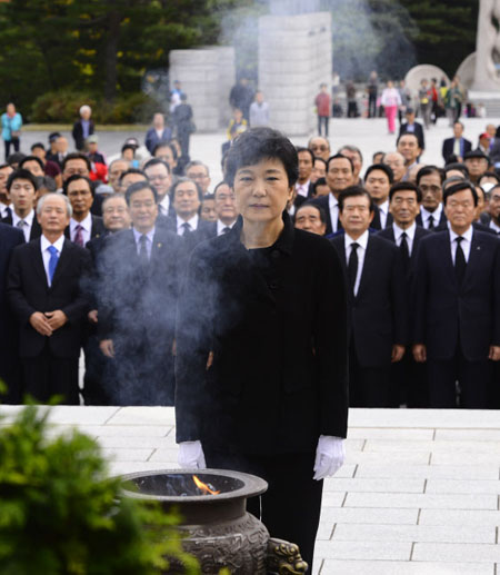 
	새누리당 박근혜 대선 후보가 16일 오후 대한민국대통합위원들과 함께 서울 수유동의 4.19 묘지를 참배하고 있다. /전기병 기자 gibong@chosun.com 
