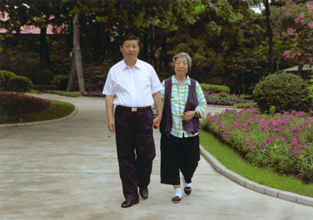 
	시진핑 주석이 모친 치신 여사와 손을 잡고 산책하고 있다.
