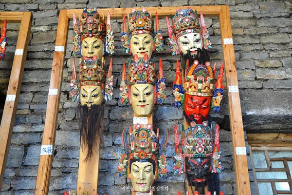 지희(地戏 띠시)의 탈,