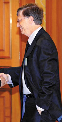 최근 빌 게이츠 MS 의장이 한 손을 주머니에 손을 넣은 채 박근혜 대통령과 인사한 상황이 부적절하다는 여론이 쏟아졌다