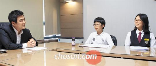 한현수 청심 기획조정실장은“청심ACG수학대회가 참가자의 토론 능력과 협동심, 인성을 두루 평가하는 행사로 자리 잡을 수 있도록 최선을 다하겠다”고 말했다. (왼쪽부터)한현수 실장, 박민철군, 강희주양./김승완 기자