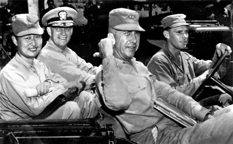 
	1951년 8월 2일 정전회담이 결렬된 뒤 지프를 타고 나오는 유엔군측 대표단. 헨리 호디스 미 육군소장 (오른쪽에서 두 번째)이 미소 지으며 백선엽 소장(맨 왼쪽)을 엄지손가락으로 가리키자 알레이 버크 미 해군소장(왼쪽에서 두 번째) 등이 웃고 있다
