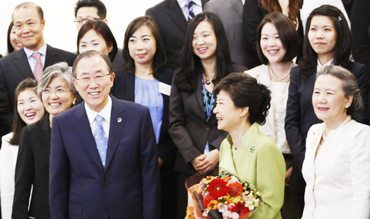 
	방미(訪美) 중인 박근혜 대통령이 6일(현지 시각) 미국 뉴욕 UN 본부에서 반기문 UN 사무총장과 직원들을 만나 함께 사진 촬영에 응하고 있다.
