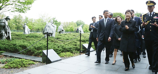 
	미국을 순방 중인 박근혜(오른쪽 둘째) 대통령이 6일(현지 시각) 워싱턴 웨스트포토맥 공원에서 한국전 참전 기념비에 헌화한 뒤 미군의 참전 상황을 묘사한 조각상을 한·미관계자들과 함께 둘러보고 있다.
