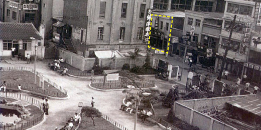1966년의 명동공원 주변 모습. 노란색 테두리 2층집이 하석암·정두형이 '2층 돌체'를 운영하던 곳이다/ 사진제공: 명동이야기
