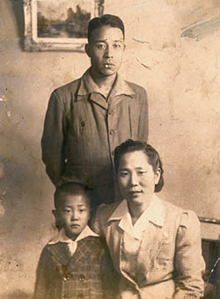 1940년대의 가족 사진. 하석암·정두형 부부와 아들 하일부/ 하일부씨 제공