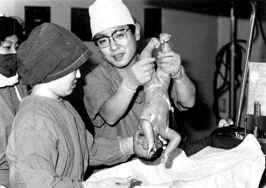 
	1985년 10월 한국의 첫 시험관아기가 태어나던 순간. 아기를 들고 있는 사람이 문신용 교수다. 
