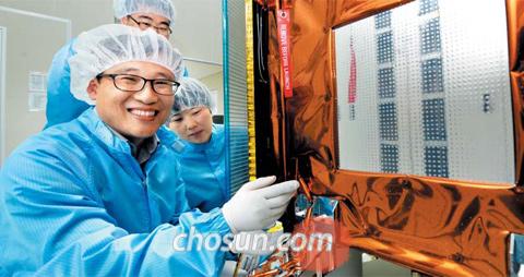 박성동(왼쪽) 쎄트렉아이 대표와 연구원들이 회사 연구실에서 인공위성 ‘두바이샛2’의 마지막 점검을 하고 있다. /대전=신현종 기자
