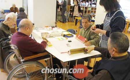 
	일본 후쿠오카현의 한 노인요양원에서 인지증(치매)환자와 거동이 불편한 노인들이 복지사와 함께 화투놀이를 하고 있다.
