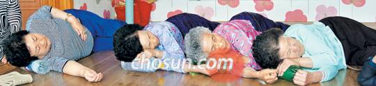 
	지난 16일 오후 전북 김제시 월성동‘월성여자그룹홈’에서 할머니들이 한데 모여 낮잠을 자고 있다. 이들은 서로를‘가족’이라 부르며 치매 증상을 보이는 할머니와도 무리 없이 함께 지낸다.

