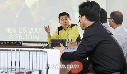 
	15일 서울 송파구 가락 쌍용 1단지 입주자대표회의 사무실에서 주민대표와 관리사무소 직원들이 회의 녹화 동영상을 보고 있다. 이 아파트에서는 1998년부터 회의를 주민들에게 생중계하고 있다
