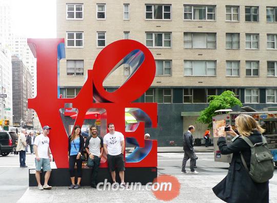 뉴욕 6번가를 찾은 관광객들이 인디애나의 알루미늄 조각‘LOVE’를 배경으로 사진을 찍고 있다.