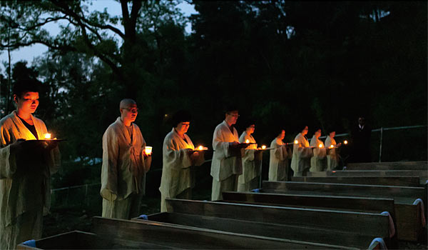 
	지난 5월 12일 서울 서초동 능인선원에 있는 죽음 체험 수련장 ‘지구별여행자’에 16명의 참가자가 모였다. 유서, 묘비명, 자서전을 쓴 후 입관 직전의 모습. 맨 끝에 검은 두루마기를 입은 저승사자가 서 있다./주간조선
