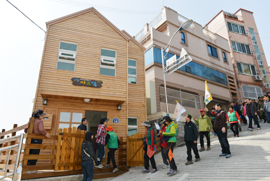 
	부산 동구 초량6동 산복도로에 있는 산복도로 체험센터‘까꼬막’앞 길.
