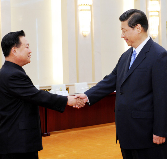
	시진핑(習近平·오른쪽) 중국 국가주석이 24일 베이징 인민대회당에서 김정은 북한 노동당 제1비서의 특사 최룡해(왼쪽) 인민군 총정치국장과 악수하고 있다.
