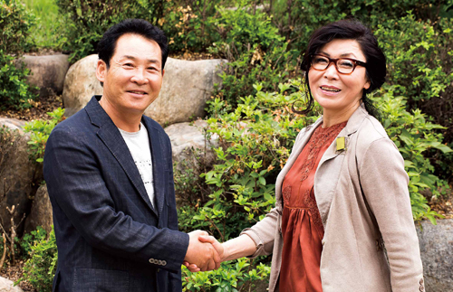 구룡마을 거주민 대표 유귀범씨(왼쪽)와 토지주 대표 이정희씨. 사진 이경호 영상미디어 차장