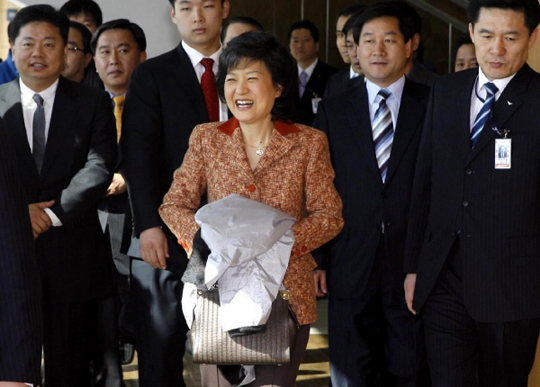 
	2007년 2월 11일 미국 방문을 위해 인천공항에 온 박근혜 대통령이 귀빈실로 들어서고 있다./조선일보DB

