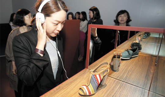 29일 관객이 헤드폰을 끼고‘신발의 대화’를 듣고 있다.