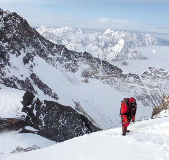 
	에베레스트(8848m) 정상으로 향하는 길에 있는 넓은 눈밭인 발코니(8500m)에서 촬영한 히말라야의 모습. 한 산악인이 정상을 향해 힘겹게 올라가고 있다. 지난달 21일 새벽 기자는 이 지점에서 정상에 오르기를 포기하고 돌아내려 가기로 결심했다. / 한필석 기자
