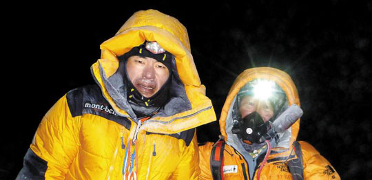 
	지난달 20일 밤 에베레스트 정상에 인공 산소 없이 올랐다 기진한 상태로 내려오던 서성호 대원(왼쪽)이 정상을 향해 올라가던 한필석 월간산 기자와 만나 기념사진을 찍는 모습. 서 대원은 산소마스크가 없는 상태고 한 기자는 마스크를 쓰고 있다. / 산악인 오영훈 제공
