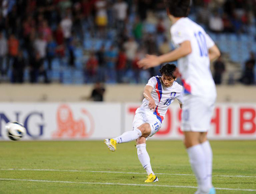 
	5일(현지시간), 레바논 베이루트 스포츠시티 스타디움에서 열린 2014 브라질월드컵 아시아지역 3차예선 한국과 레바논과의 경기에서 김치우가 후반전 동점골을 넣고 있다./뉴스1
