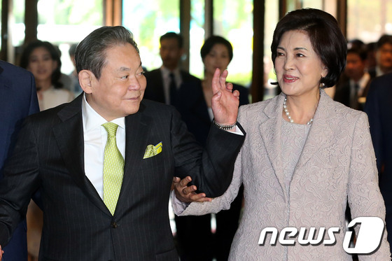 
	이건희 삼성전자 회장이 부인 홍라희 여사와 함께 지난달 31일 오후 서울 호암아트홀에서 열린 2013호암상 시상식에 참석하며 취재진을 향해 손을 흔들고 있다. 2013.5.31/뉴스1 © News1 이광호 기자
