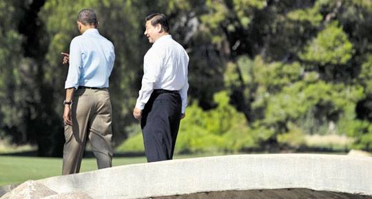 
	버락 오바마(왼쪽) 미국 대통령과 시진핑(習近平) 중국 국가주석이 8일(이하 현지 시각) 미국 캘리포니아주 란초미라지의 휴양지 서니랜즈에서 넥타이를 푼 채 편안한 복장으로 산책하며 대화하고 있다.
