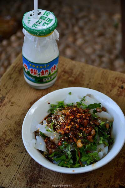 지또우량펀(鸡豆凉粉)은 이곳의 유명한 간식거리다. 음료로 현지의 요거트까지 시켰다.