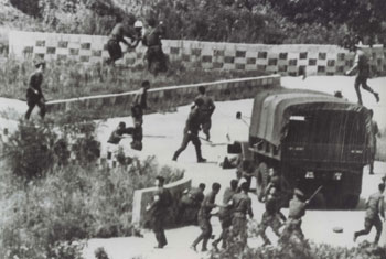 
	1976년 8월 18일 판문점 공동경비구역에서 미루나무 절단작업을 하던 유엔 경비병에게 북한 경비병 30 여명이 도끼와 곡괭이를 휘둘렀다. 이 사건으로 보니파스 대위 등 미군장교 2명이 피살되고 카투사 5명, 미군 4명이 중상을 입었다.

