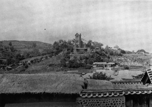 1910년대 약현성당과 주변 마을 모습. 성당이 서 있는 약현의 모습이 잘 드러나난다. 사진 왼쪽으로 보이는 만리재 언덕 사이에 약현으로 오르는 지금의 중림로 옛 모습도 보인다. /사진=약현성당 제공