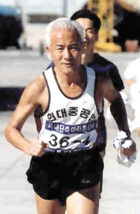 
	사내 마라톤 대회에서 달리고 있는 민계식. 그는 마라톤 풀코스도 매년 2~3차례 완주했다.
