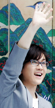 2008년 영국 로열 필하모닉 오케스트라와의 합동 공연을 앞두고 기자회견장에서 활짝 웃고 있는 서태지.