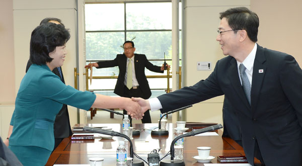 지난 6월 9일 남북장관회담 실무 접촉에서 악수를 나누는 천해성 통일부 통일정책실장(오른쪽)과 김성혜 조국평화통일위원회 서기국 부장. 이틀 후 남북당국회담은 무산됐다.