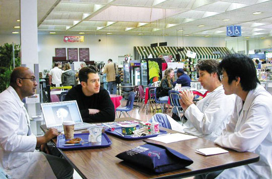 <br />
	미국 UCLA 병원으로 실습을 간 연세대 의대 학생(맨 오른쪽)이 현지 의사들과 환자에 대해 이야기하고 있다<br />
